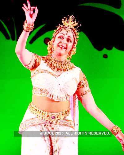Hema Malini preforms