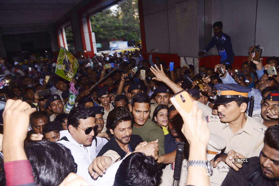 RaeesByRail: Shah Rukh Khan travels in Rajdhani to promote Raees!