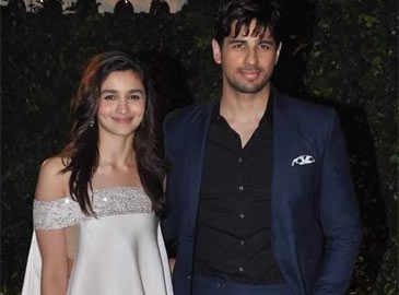 Alia Bhatt-Sidharth Malhotra strike a pose at a wedding reception