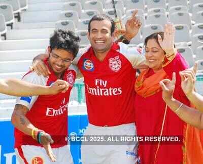 Kirron Kher with Kings XI Punjab players
