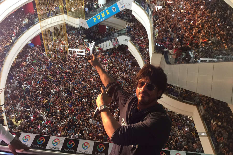 Sea of fans going crazy for SRK in Pune