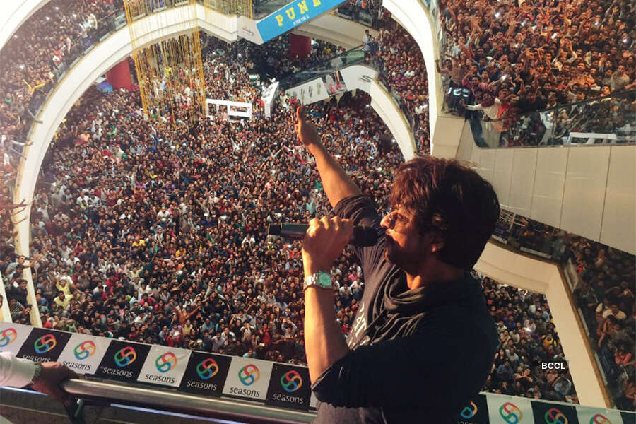 Sea of fans going crazy for SRK in Pune