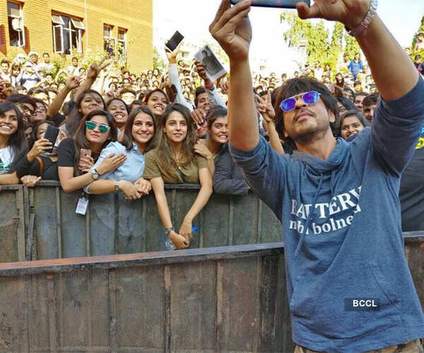 Sea of fans going crazy for SRK in Pune