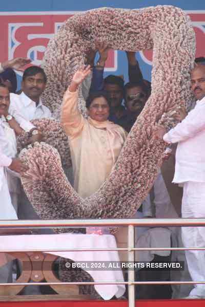 Rs.5 crore garland for Mayawati?