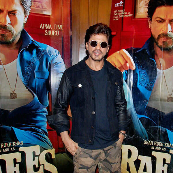 SRK visits Golden Temple with son AbRam