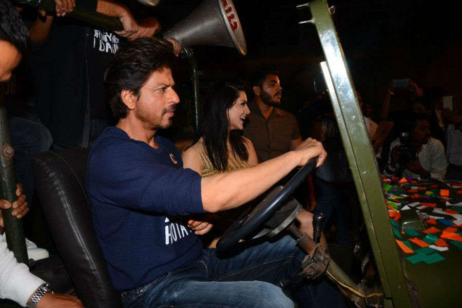 ‘Shah Rukh Khan fan hysteria is insane’, says Sunny Leone