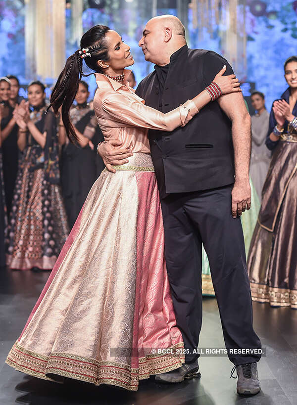 Lakme Fashion Week '17: Day 4 - Tarun Tahiliani