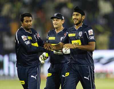 Pragyan Ojha, Adam Gilchrist and Jaskaren Singh