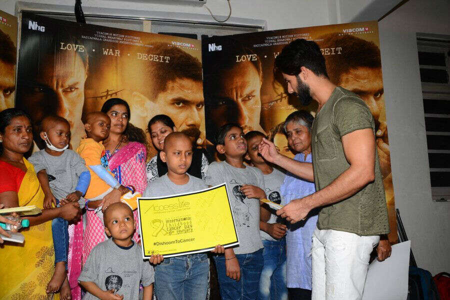 Shahid, Varun, Kangana support cancer survivors