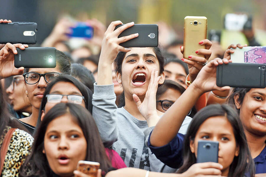 Dangal star Sanya visits Gargi College