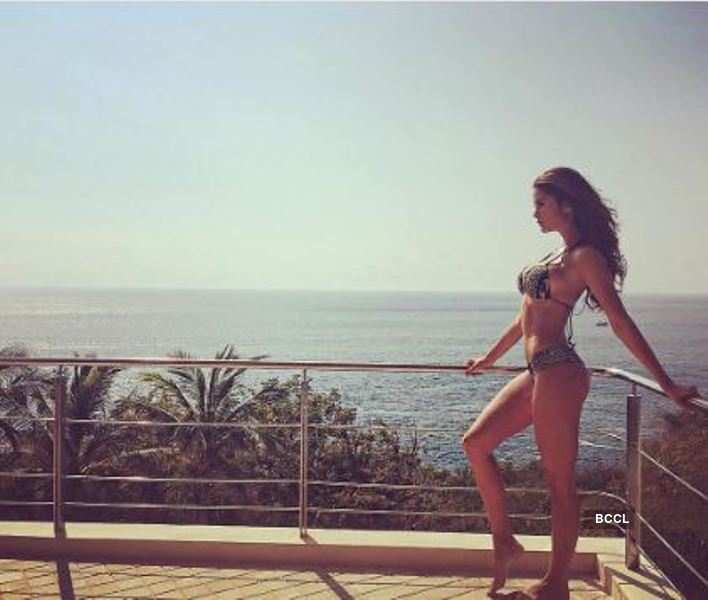 Smoking hot bikini pictures of Laura Spoya