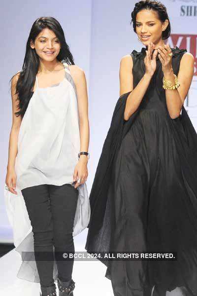 WIFW '10: Shreya & Nirali