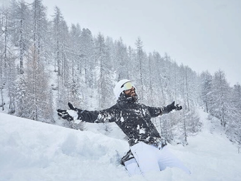 Pic: Ranveer Singh is chilling in the snow-clad Swiss mountains