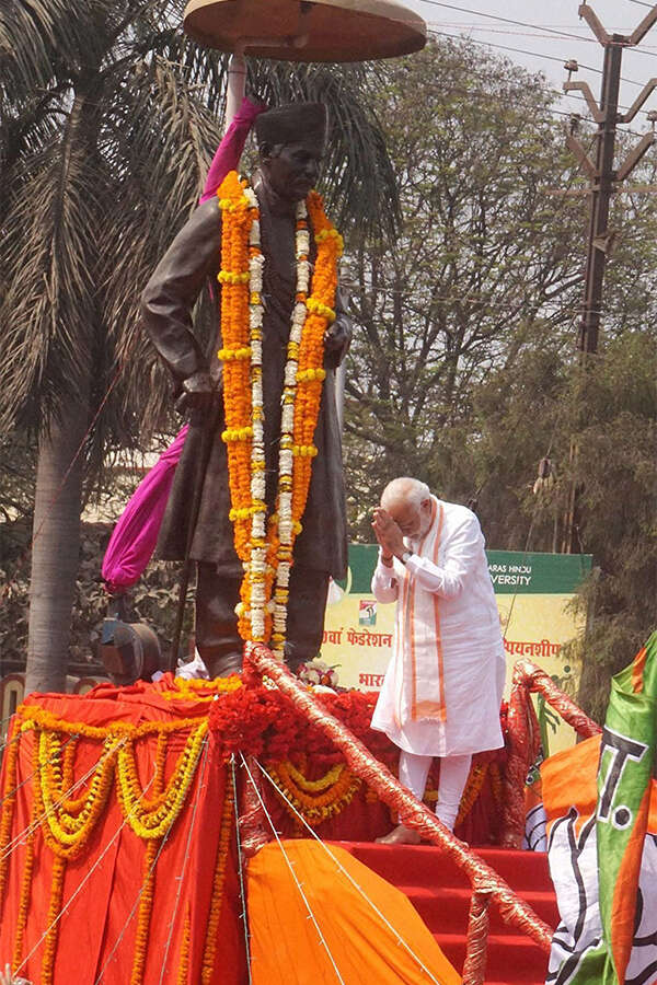 Narendra Modi offers tribute