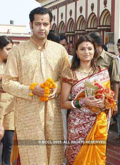 Rahul, Dimpy visit temple