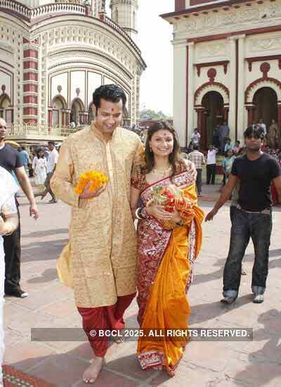 Rahul, Dimpy visit temple