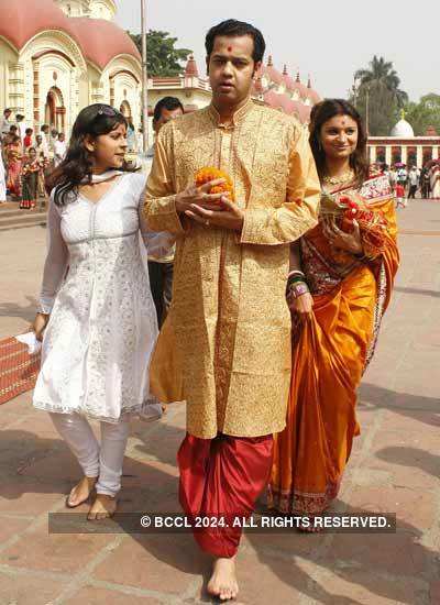 Rahul, Dimpy visit temple