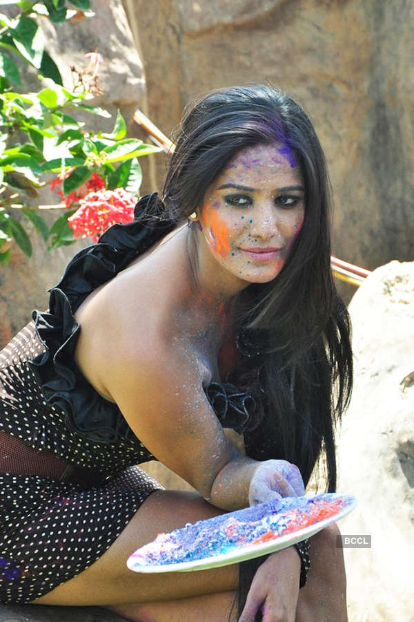 Hot Holi: Poonam Pandey makes a special Holi wish in a sexy bikini
