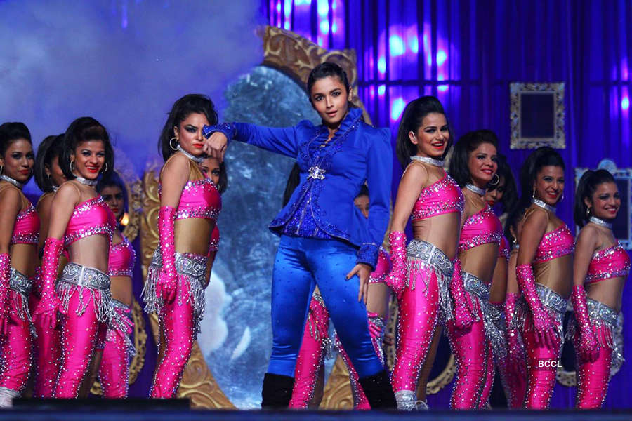 Alia Bhatt had an ‘oops’ moment while performing on stage!