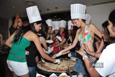 PFMI'10 finalists make giant pizza