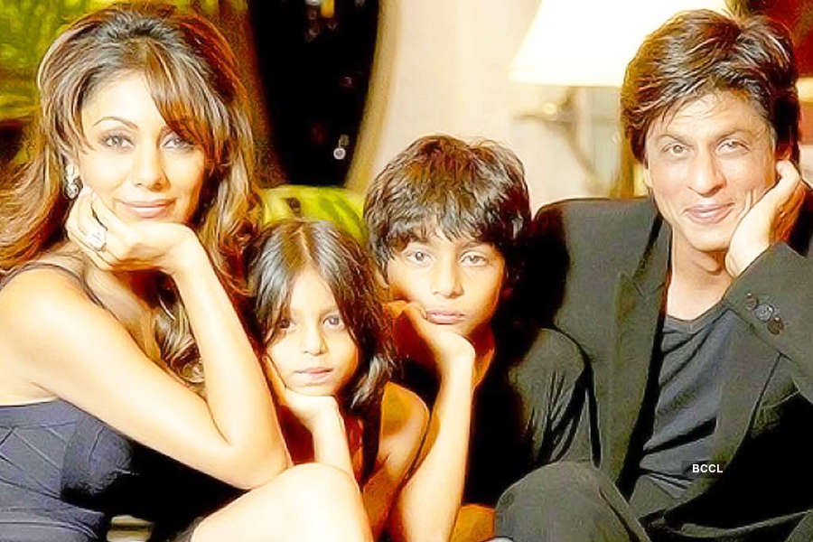FUNNY! "Women have lovely long nails, and their love hurts” says SRK on hiring lady bodyguards
