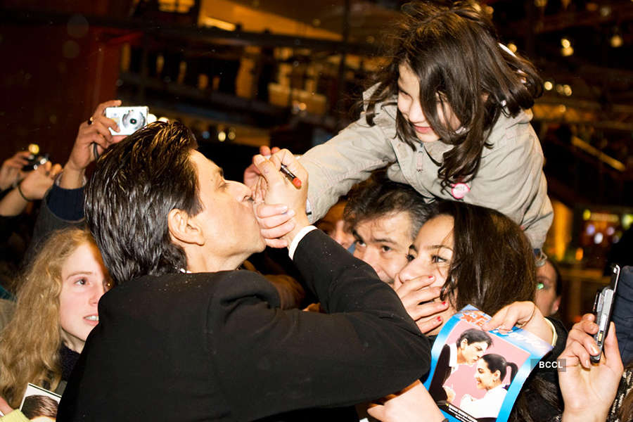 FUNNY! "Women have lovely long nails, and their love hurts” says SRK on hiring lady bodyguards