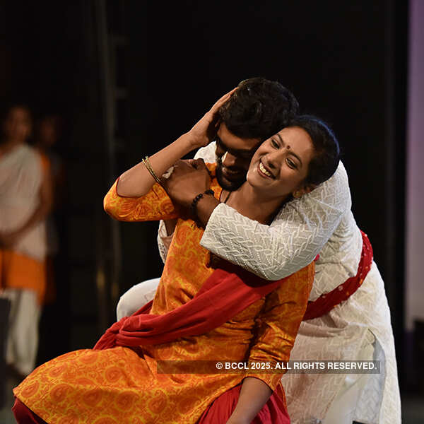 Students of late actress Ashwini Ekbote paid tribute to her