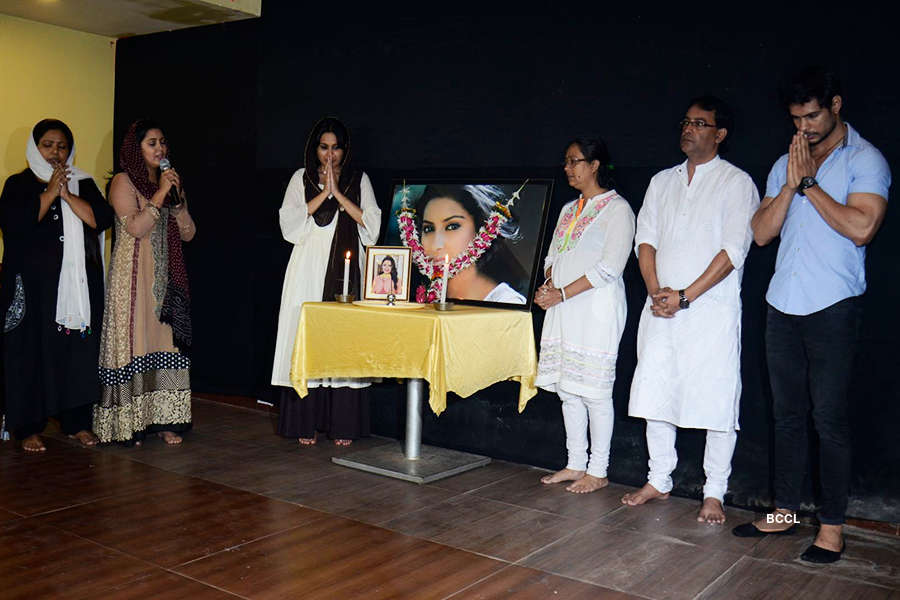 Kamya Punjabi breaks down at Pratyusha Banerjee’s prayer meet