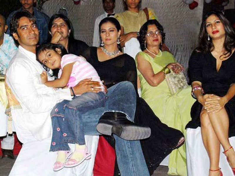 Kajol Pictures With Her Family : Along with an adorable picture, the ...