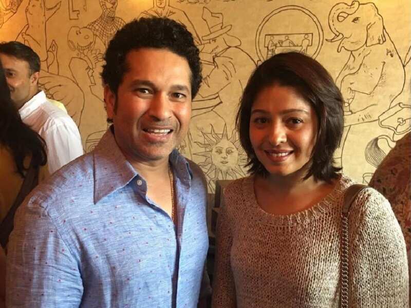 Pic: This Bollywood celeb has a fangirl moment with Sachin 