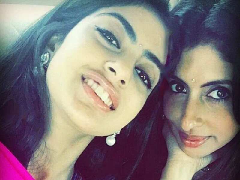 ​ Navya Naveli Nanda shares an adorable picture with her mommy dearest