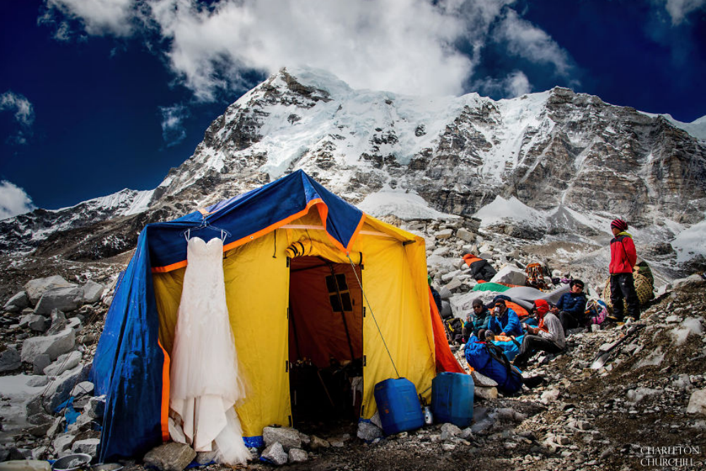 Base camping. Базовый лагерь Джомолунгмы. Вершина Джомолунгма Эверест поладка. Everest Base Camp. Палатки на Эвересте.