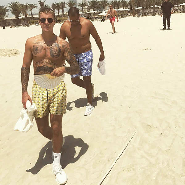 No photo-ops, no party! Sweltering heat leaves Bieber shirtless