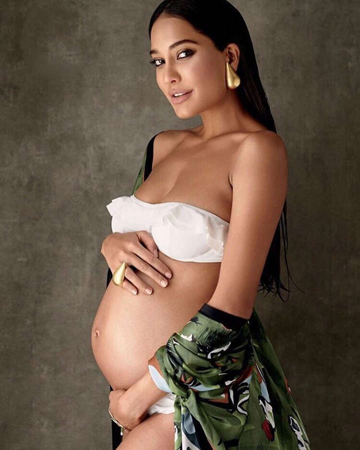 Lisa Haydon posing with her baby bump.