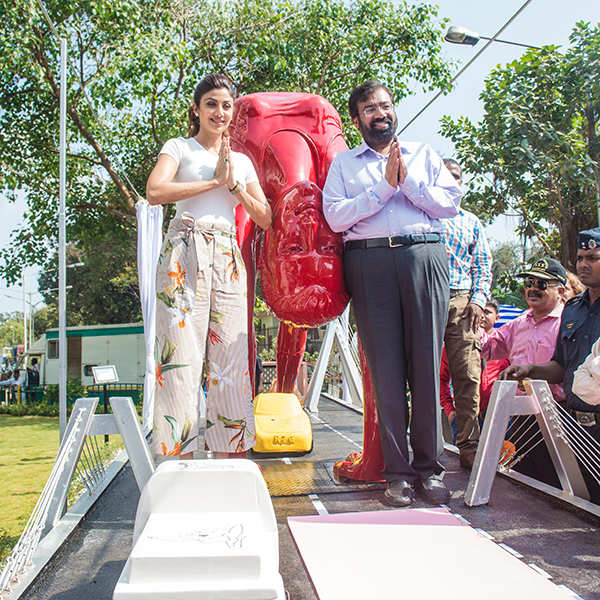 Shilpa Shetty unveils 'Yoga on the Sealink' sculpture