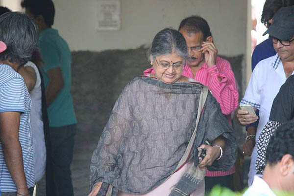 B’wood celebs attend Reema Lagoo’s funeral