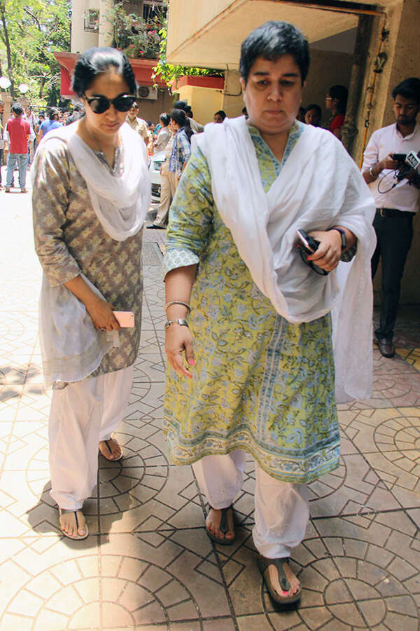 Aamir Khan S Ex Wife Reena Dutta R Arrives At The Funeral Of Popular Film And Tv Actress Reema Lagoo In Mumbai On May 18 2017 Photogallery aamir khan s ex wife reena dutta r