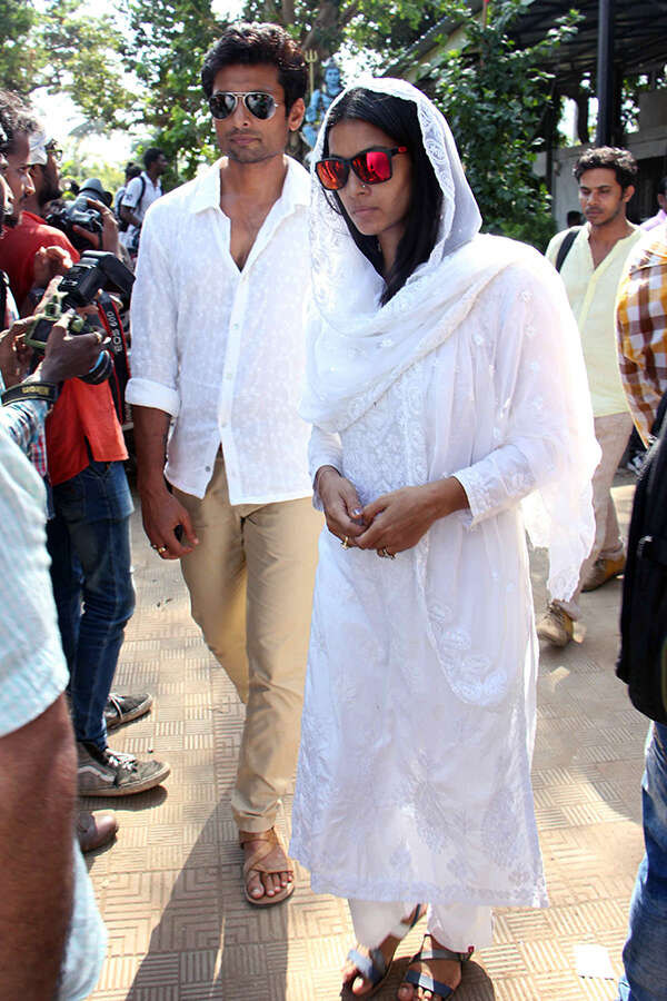 Indraneil Sengupta and Barkha Bisht Sengupta at Reema Lagoo's funeral