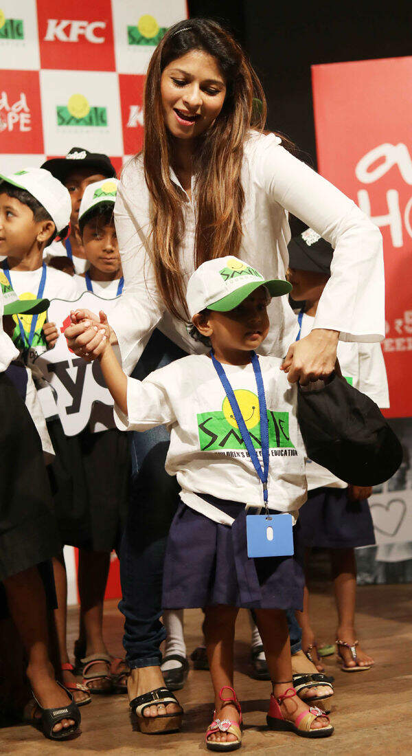 Tanishaa Mukerji dancing with children