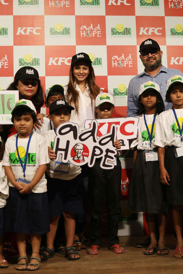 Tanishaa Mukerji posing with children