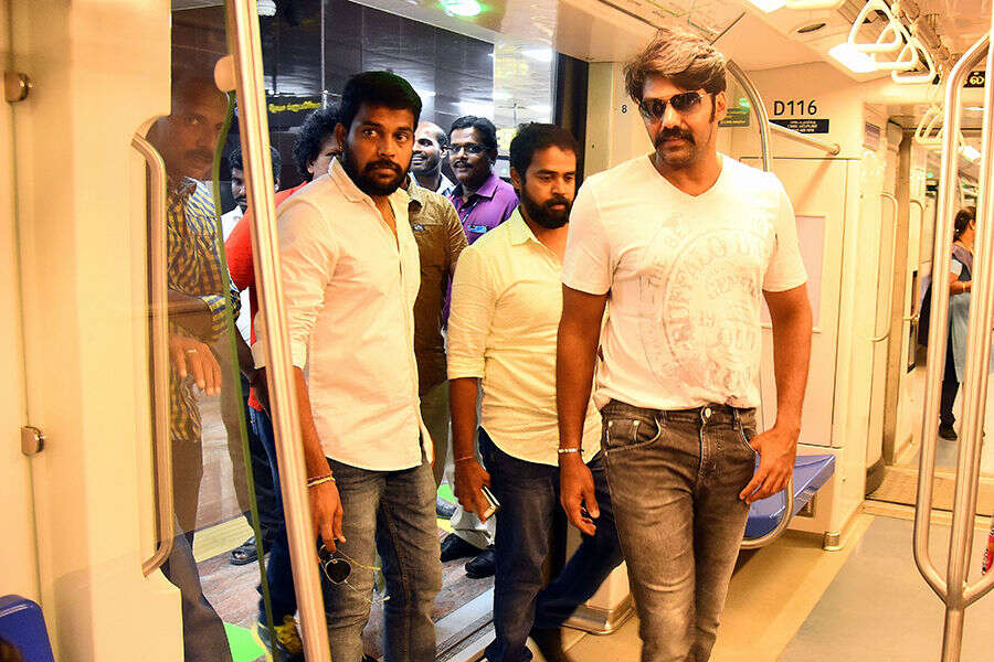 Arya and his friends in Chennai metro