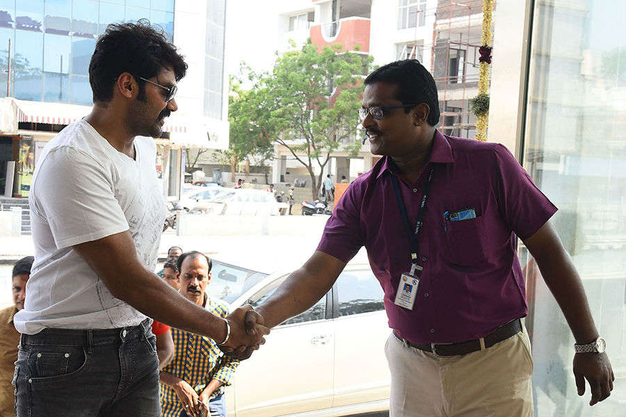 Actor Arya takes Chennai Metro