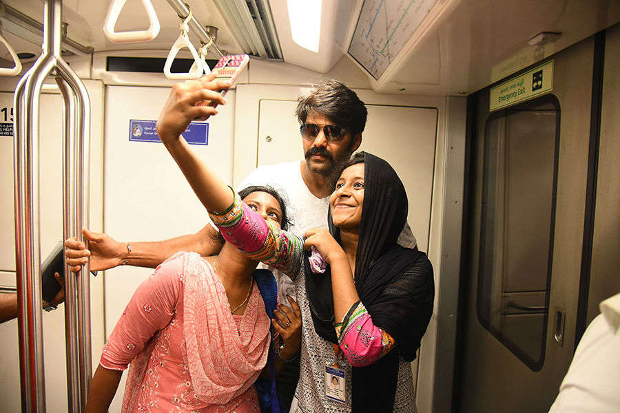 Actor Arya takes Chennai Metro