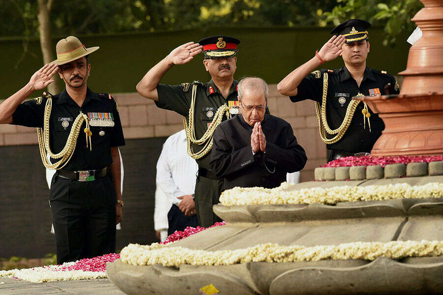 Pranab Mukherjee paying tribute to Rajiv Gandhi