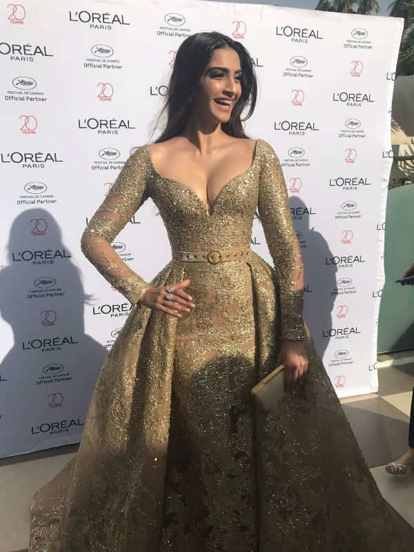 Sonam Kapoor shines @ Cannes red carpet