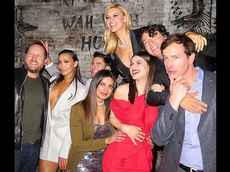 Priyanka Chopra poses for an epic picture with ‘Baywatch’ team at New ...
