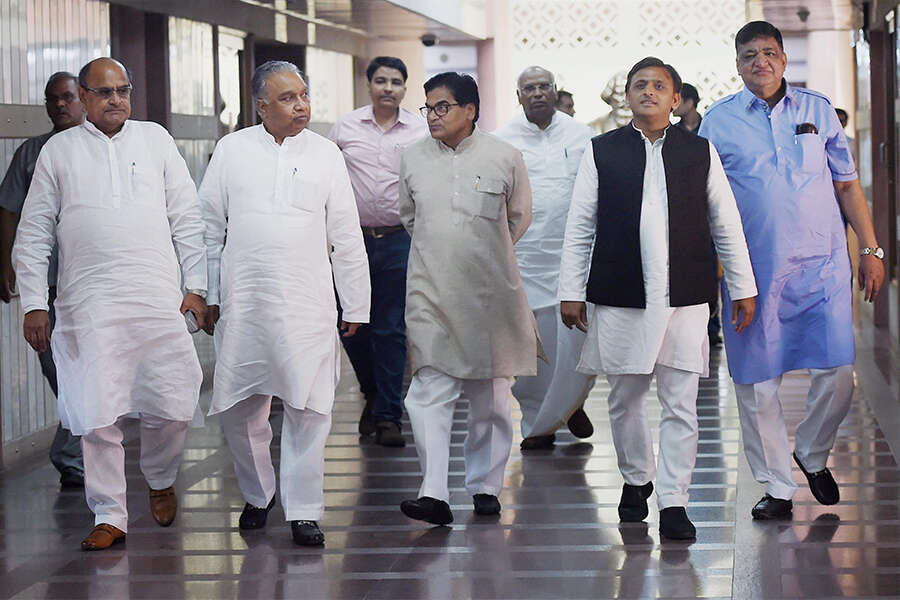 Akhilesh Yadav, Ram Gopal Yadav arrive at meeting