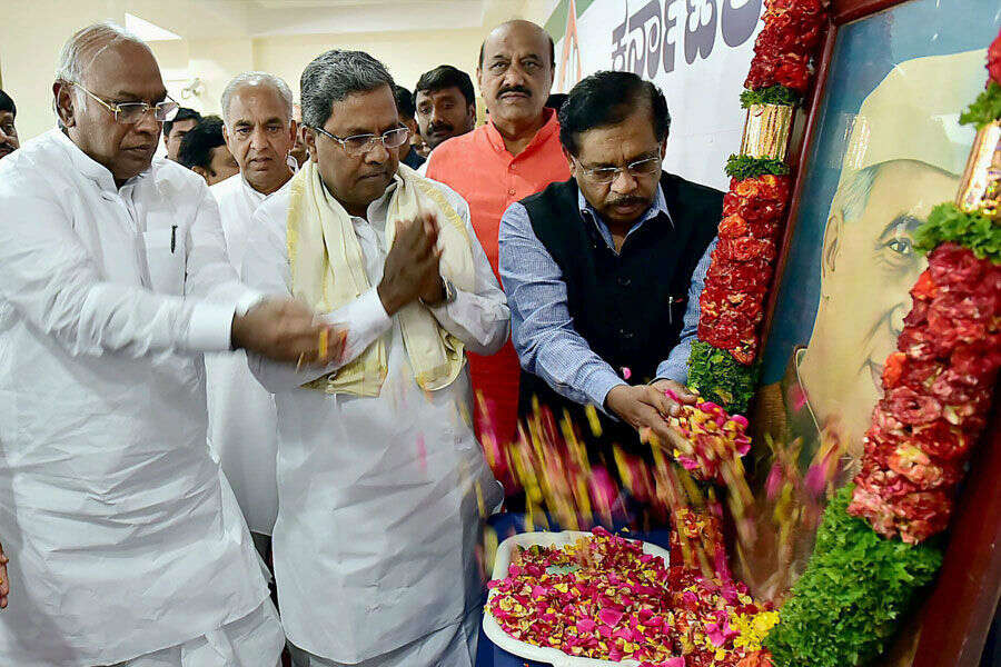 Ministers pay homage