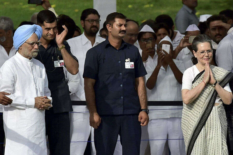 Sonia Gandhi and Manmohan Singh together