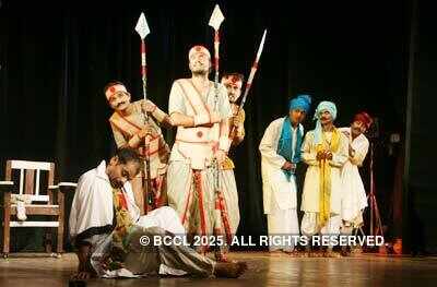 Play: 'Ajab Das Ki...'